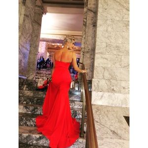 Red front slut sleeveless gown